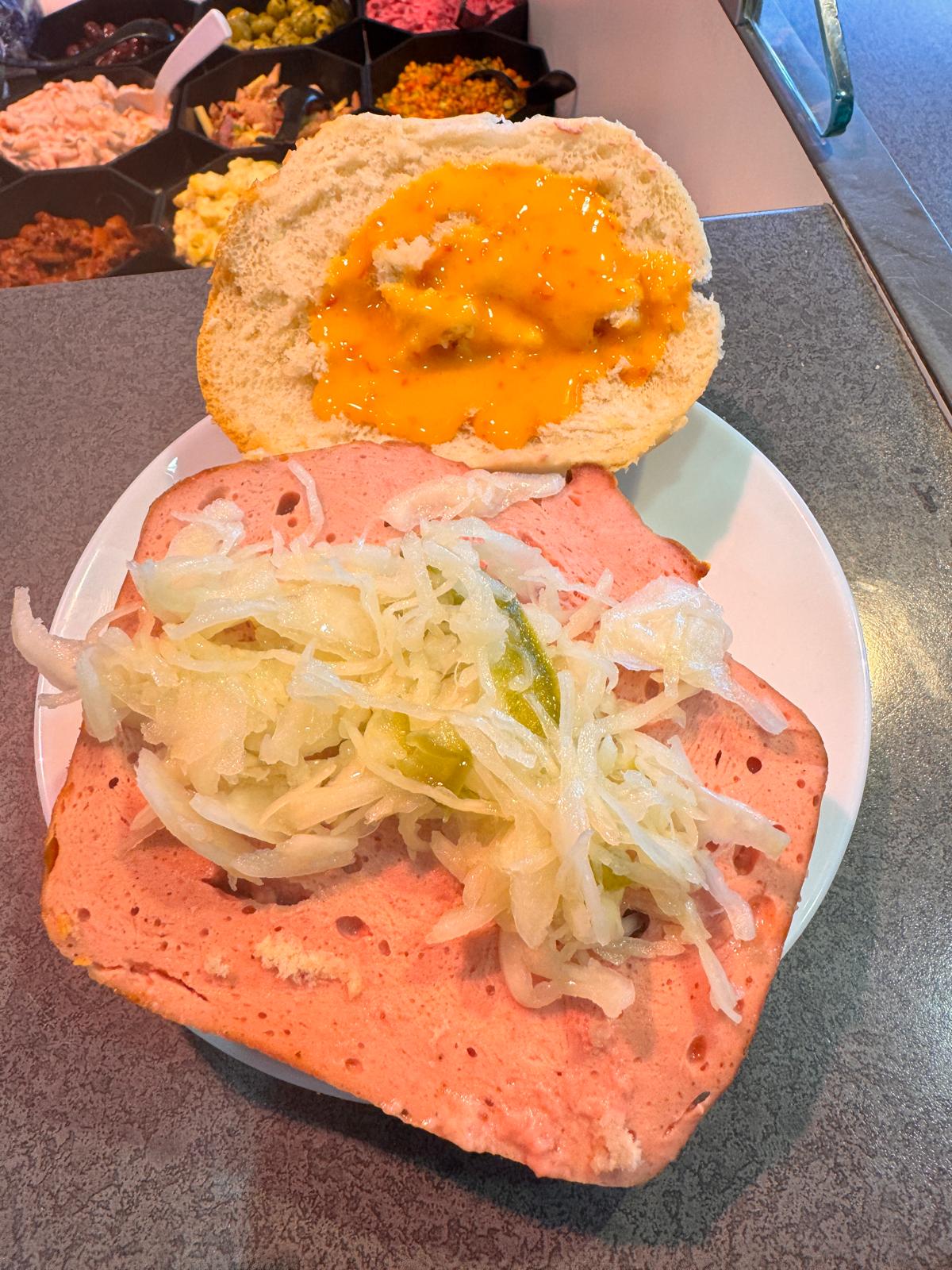 Broetchen mit Fleischkaese und Krautsalat und Chilli Mayo Sauce